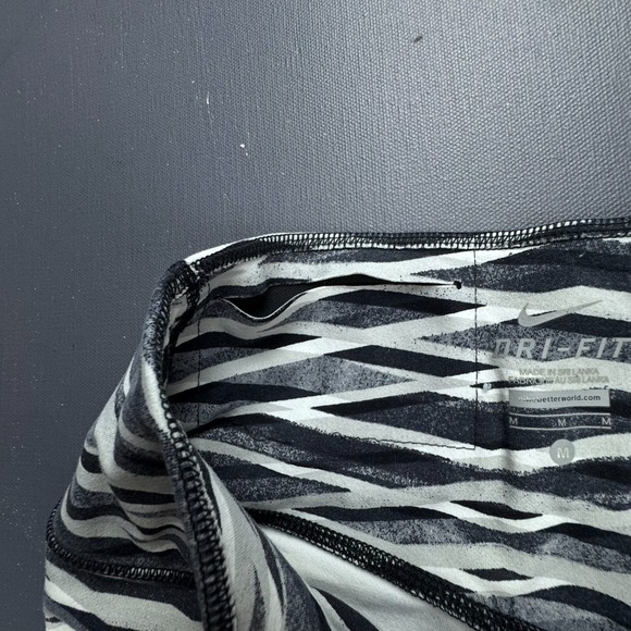 Nike Dri-Fit Capri Leggings Women's Medium Black White Zebra Print Stretch Gym - Picture 3 of 10